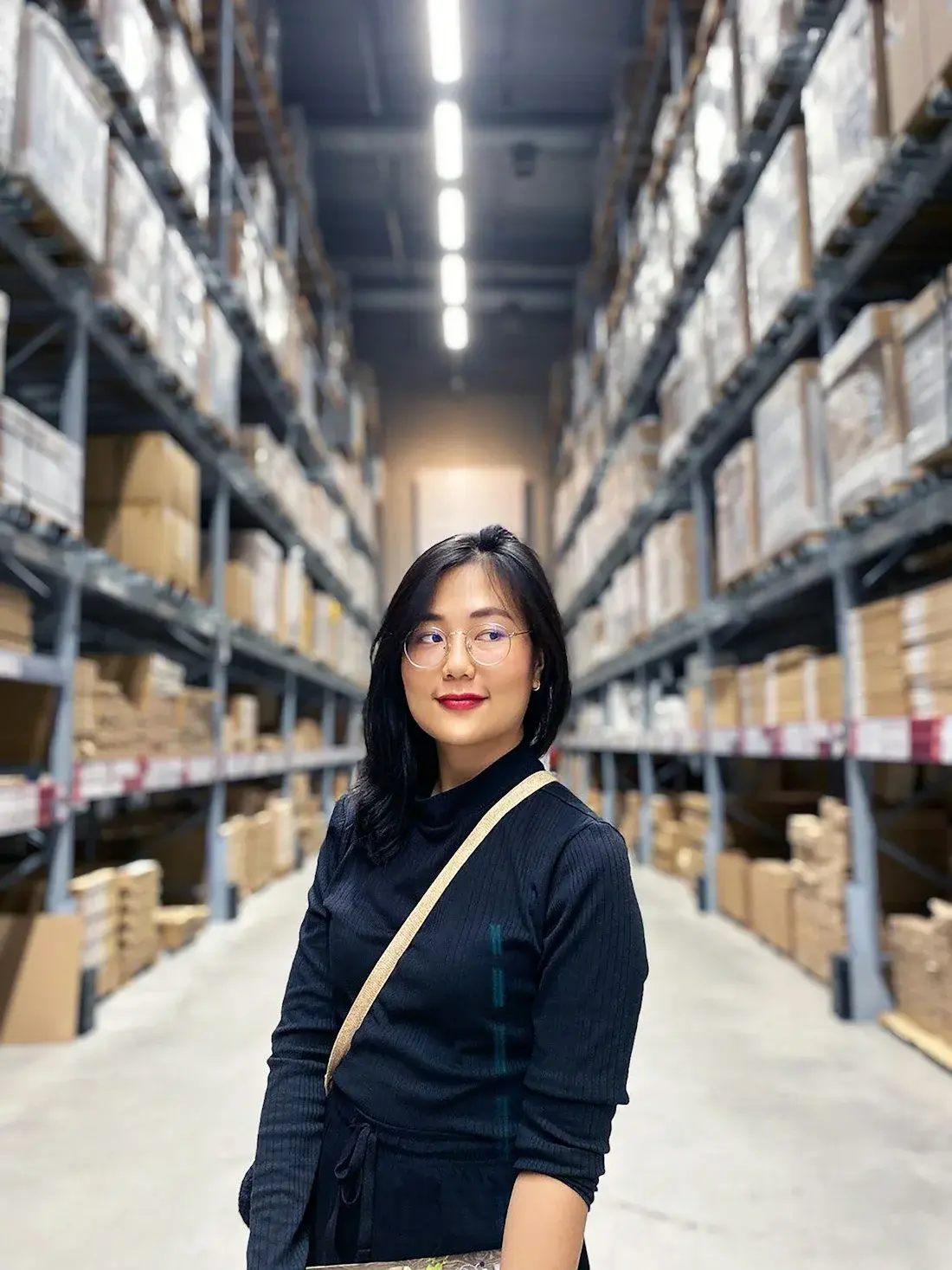 Logistikmedarbetare i ett höglager